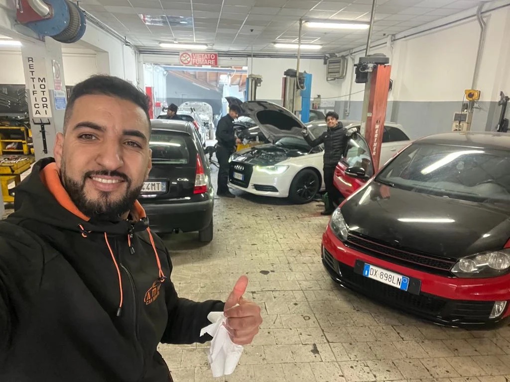 Amin e il team d'officina Amin Car Services a Monza